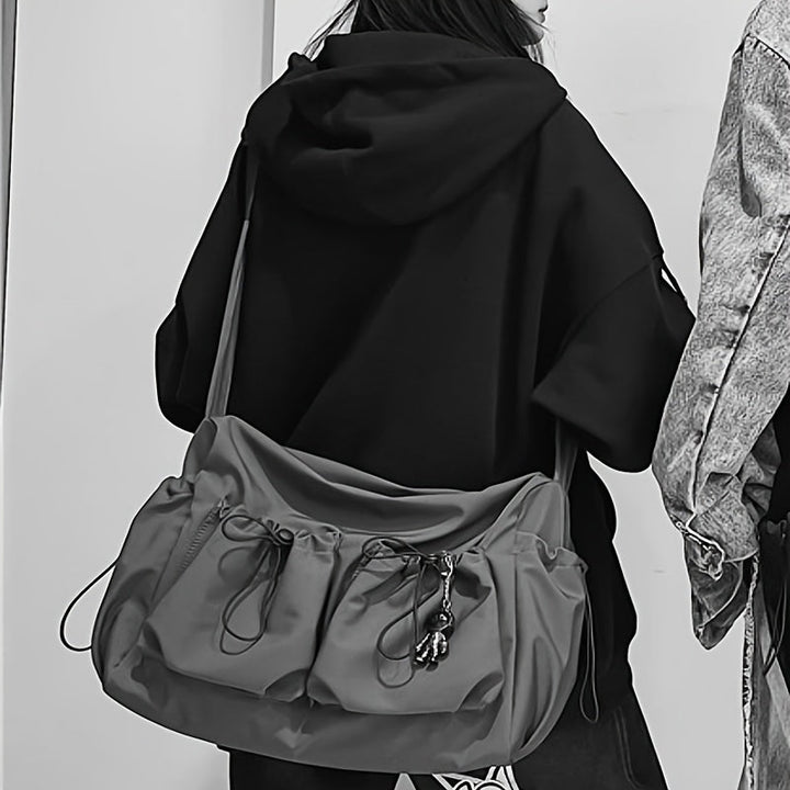 UrbanLiner Nylon Budveske – Svart Skulderbag med Glidelås for Daglig Bruk | Skanto