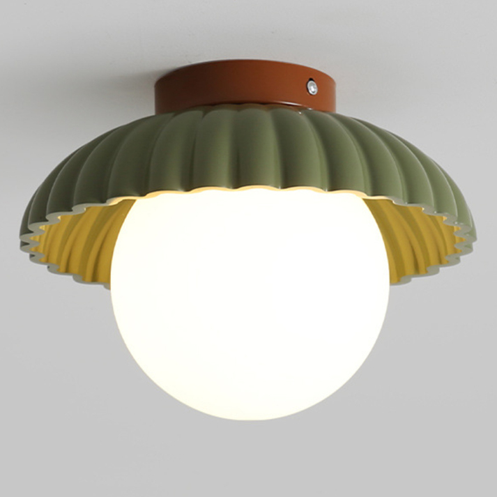 Skanto | Taklampe med en melkefarget glasskjerm som gir varmt lys i gangen