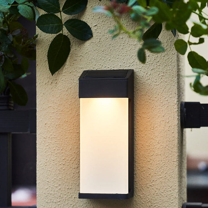 Solcelledrevet firkantet LED-vegglampe for utendørs bruk, vanntett, laget av frostet glass
