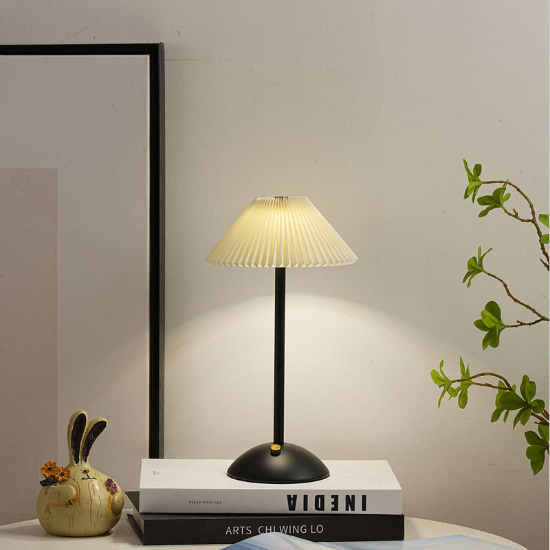Skanto | Moderne skandinavisk oppladbar jernstoff cone plisserte LED bordlampe for nattbord