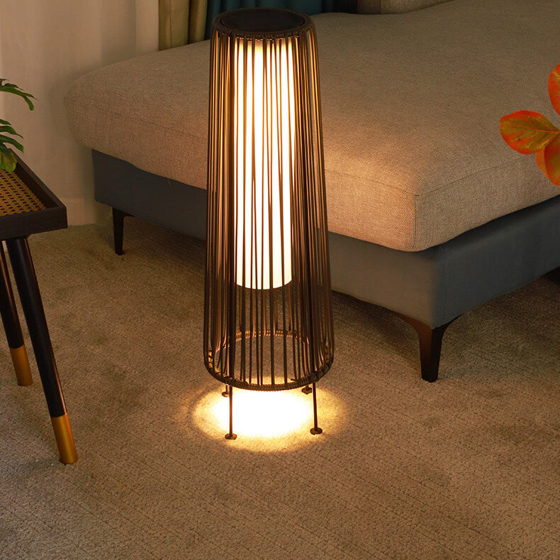 Moderne Minimalistiske Solvannavvisende Runde Vertikale Trekkstrippe Jern Rattan LED Stående Gulvlampe For Utendørs Patio | Skanto