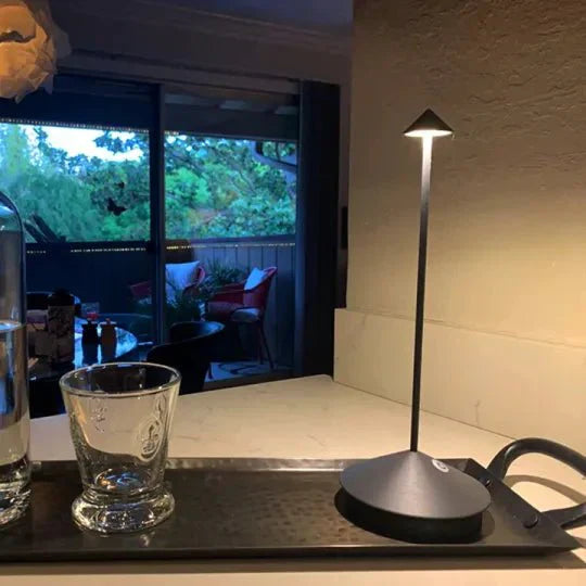 Skanto | LumiZen Minimalist LED Bordlampe | Vanntett og Dimmbar Trådløs Belysning