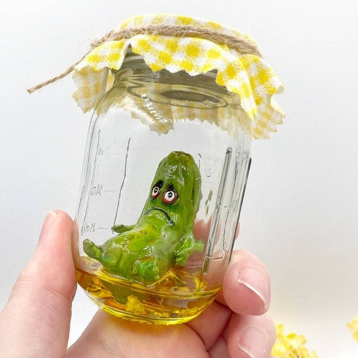 Skanto | Grumpy Pickle in a Jar Skulptur