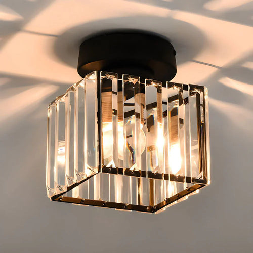 Skanto | Moderne Krystal Taklampe med Gull- og Svart Detaljer – Stilfull Belysning for Hjemmet Ditt