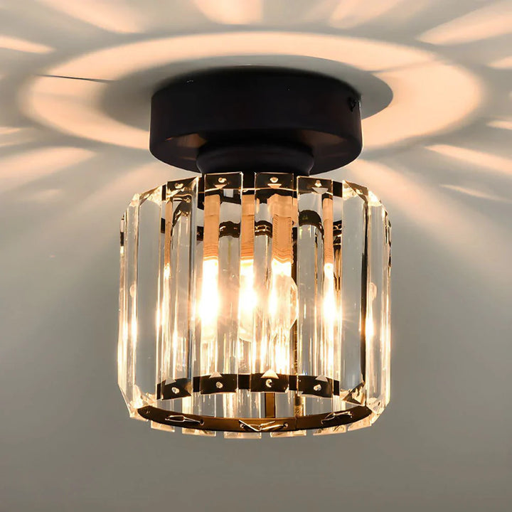 Skanto | Moderne Krystal Taklampe med Gull- og Svart Detaljer – Stilfull Belysning for Hjemmet Ditt