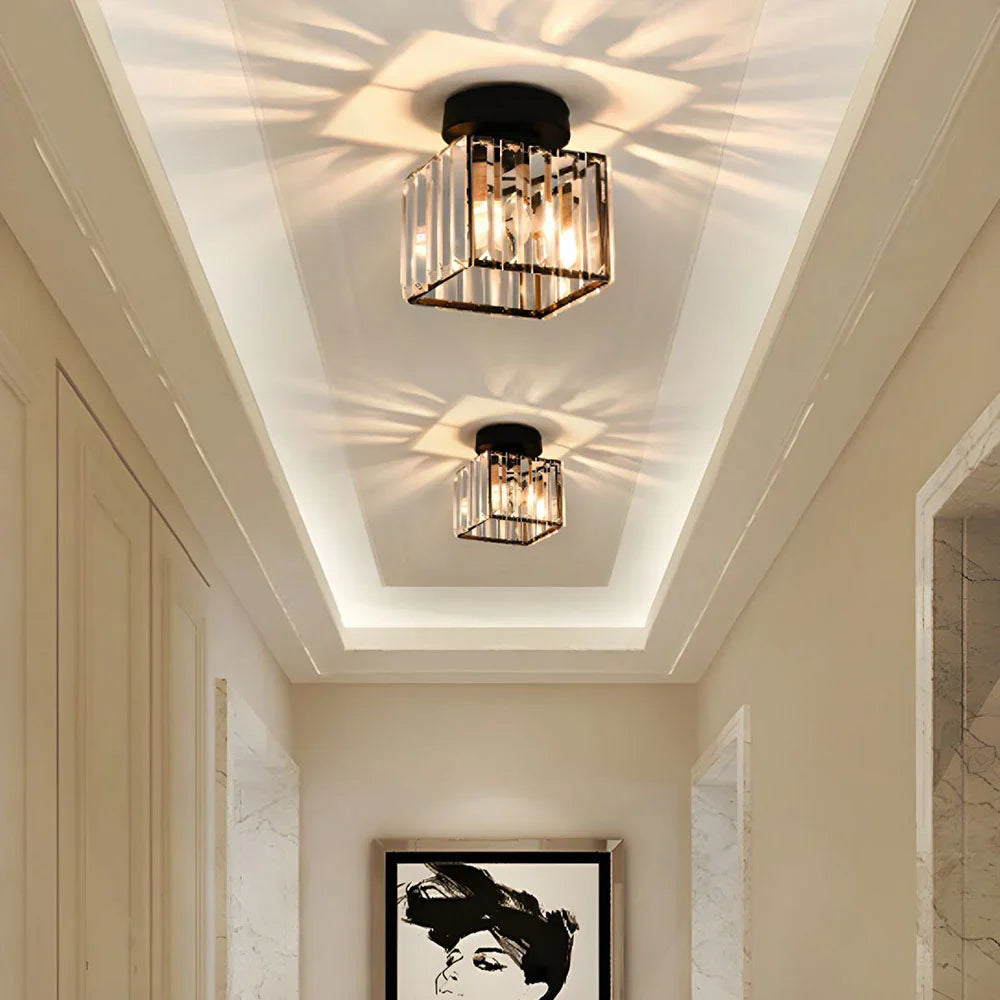 Skanto | Moderne Krystal Taklampe med Gull- og Svart Detaljer – Stilfull Belysning for Hjemmet Ditt