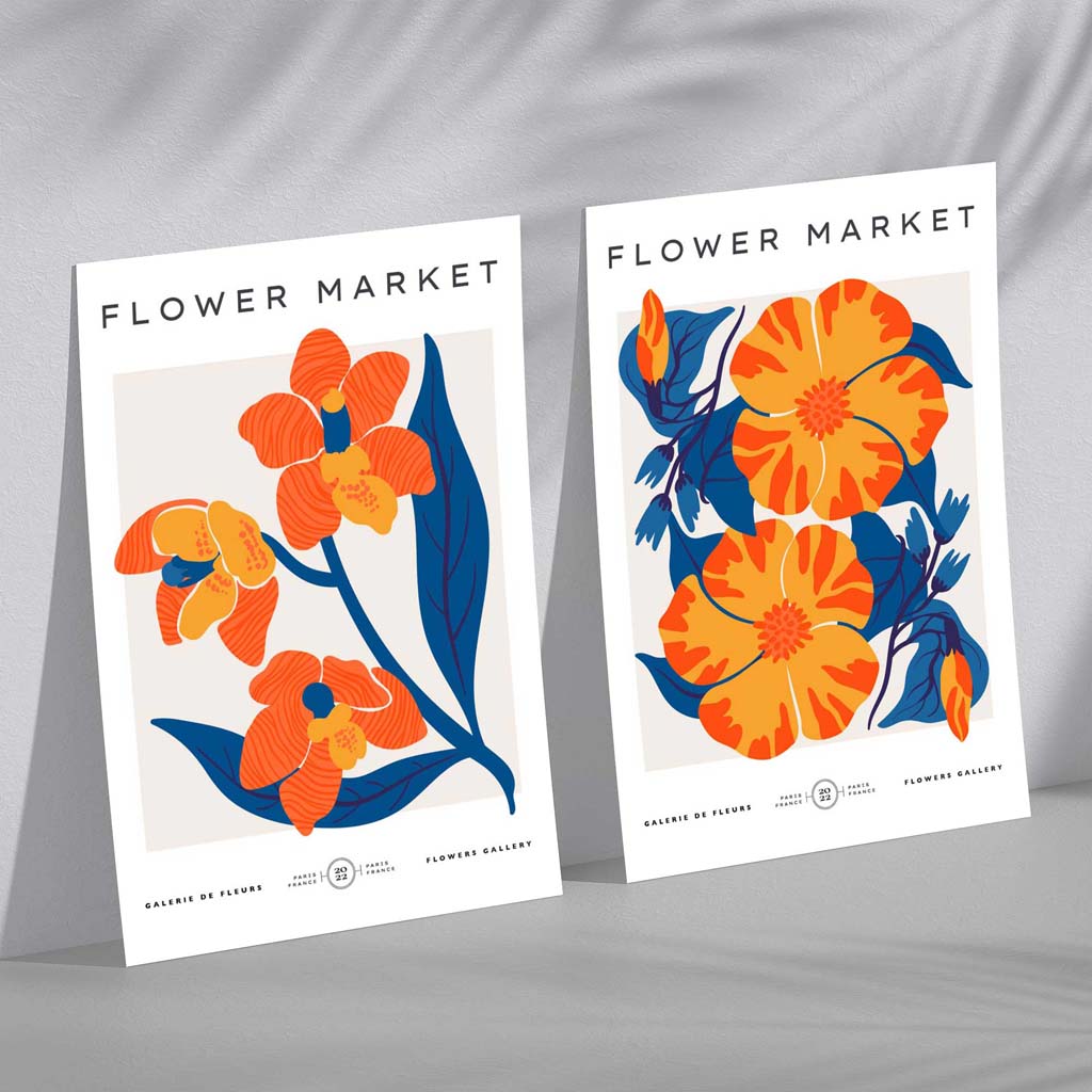 Sett med 2 kunsttrykk med motiver av et vårblomstermarked i knalloransje og blått.