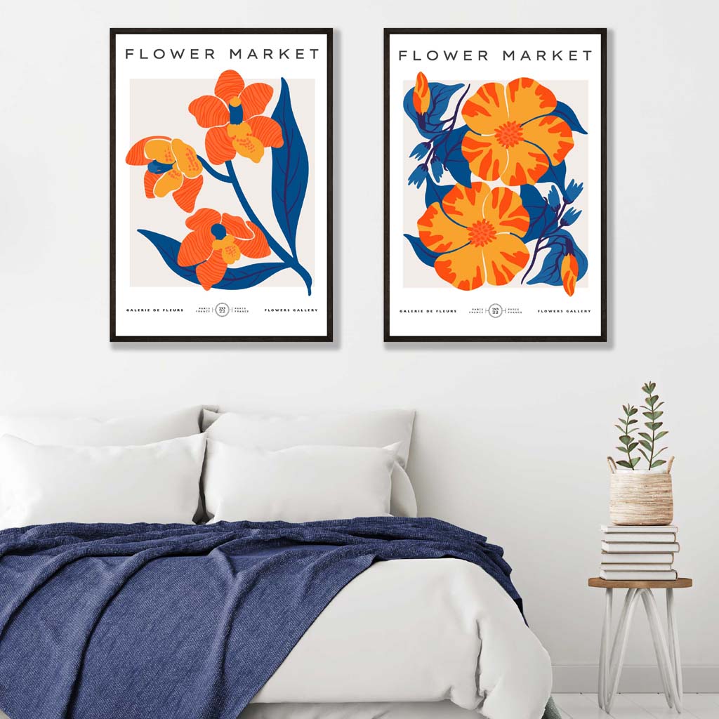 Sett med 2 innrammede kunsttrykk med motivet «Vårblomstermarked» i knalloransje og blått