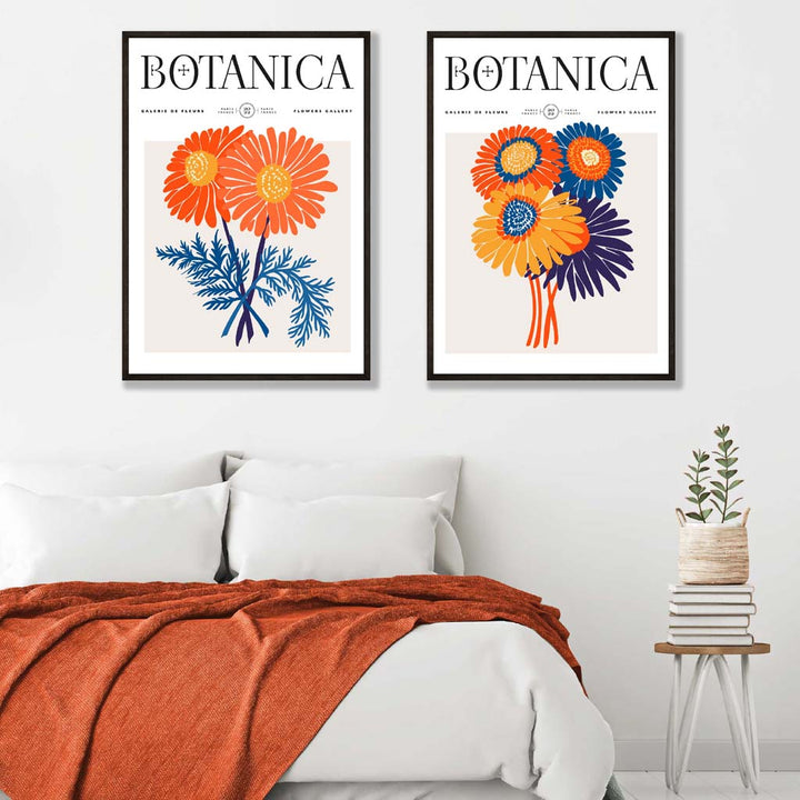Sett med 2 innrammede kunsttrykk med knalloransje og blå motiver av et sommerblomstermarked