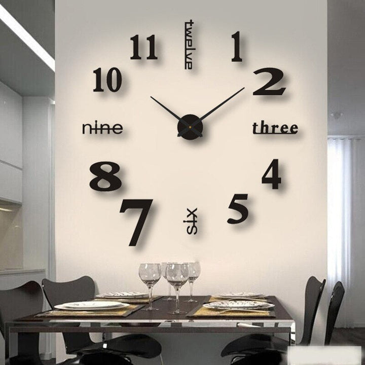 Große Wanduhr im moderne Wohnstil