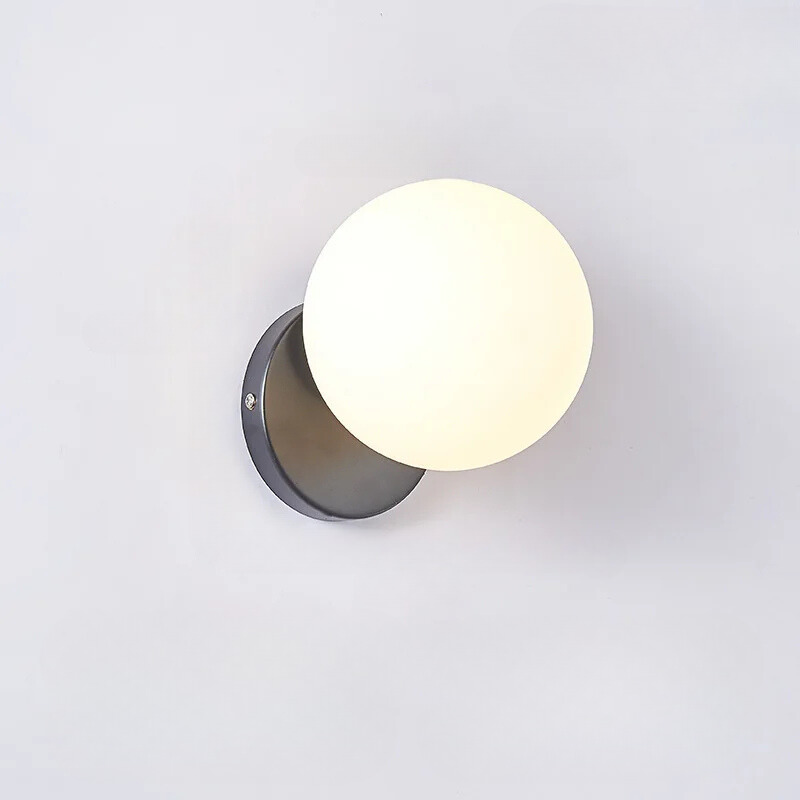 LuxeGlow - Stilfullt Gull Vegglampe med Glassball Skanto