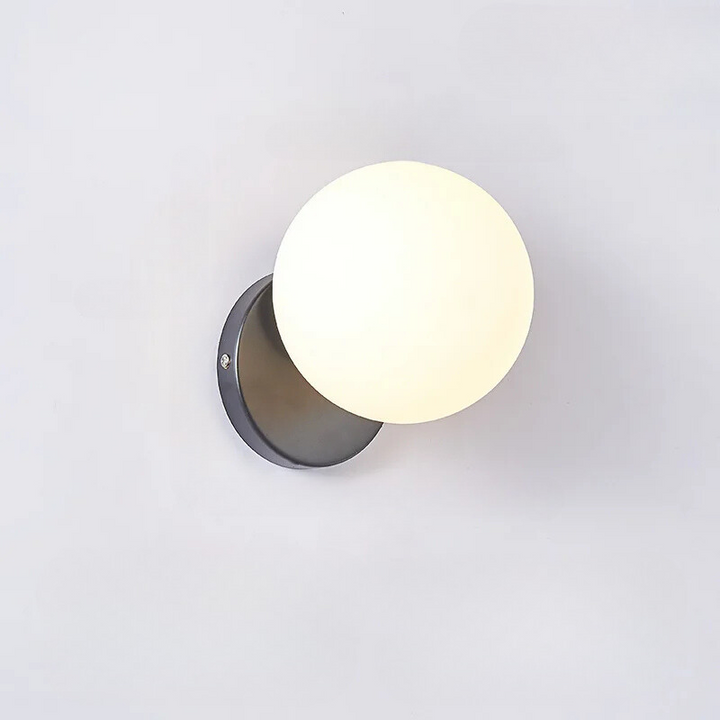LuxeGlow - Stilfullt Gull Vegglampe med Glassball Skanto