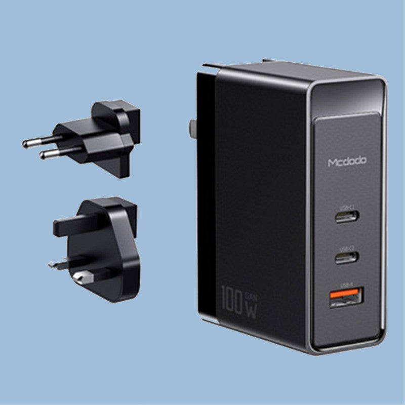 Skanto | 3-i-1 100W Veggadapter, med US/EU/UK-kontakter, 2 Type-C & 1 USB-port, for Laptop, Telefon, Nettbrett