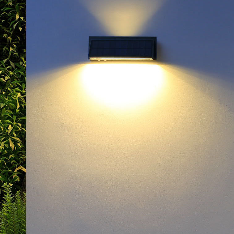 Vanntett, rektangulær LED-vegglampe for utendørs bruk med solenergi, ideell for terrasse og hage.