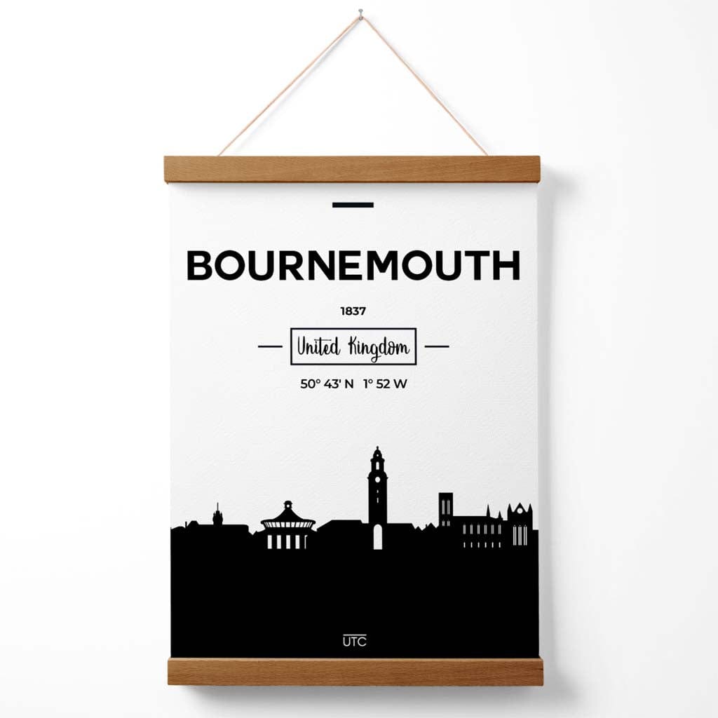 Svart-hvitt bybildeplakat i Bournemouth med oppheng