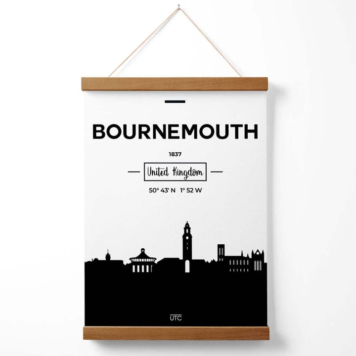 Svart-hvitt bybildeplakat i Bournemouth med oppheng