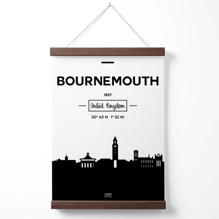 Svart-hvitt bybildeplakat i Bournemouth med oppheng