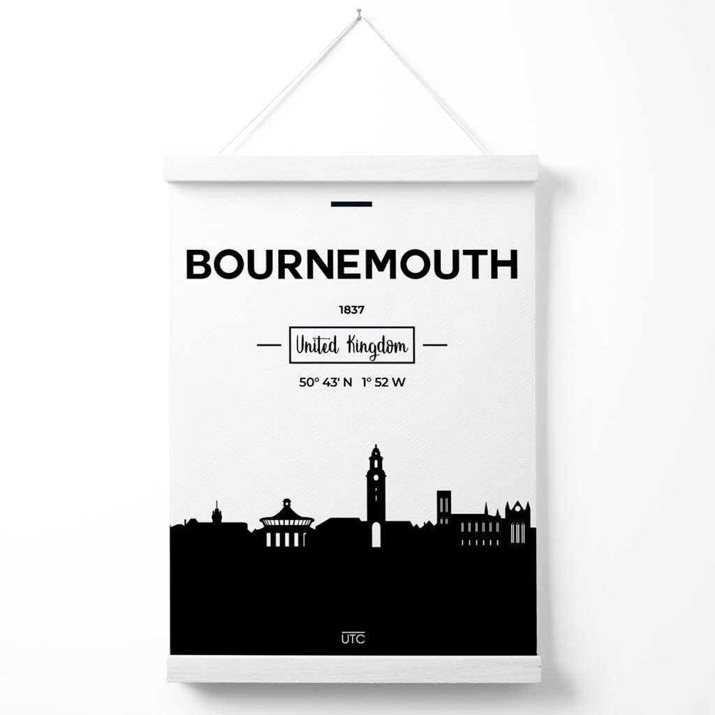 Svart-hvitt bybildeplakat i Bournemouth med oppheng