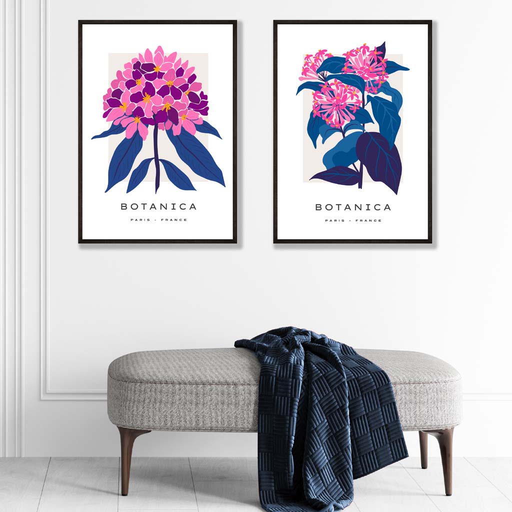 Sett med 2 innrammede kunsttrykk med motivet «Sommerblomstermarked» i knallrosa og blått
