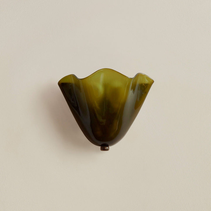 Skanto | Retro vegglampe laget av farget glass i skjørtformet skålmønster