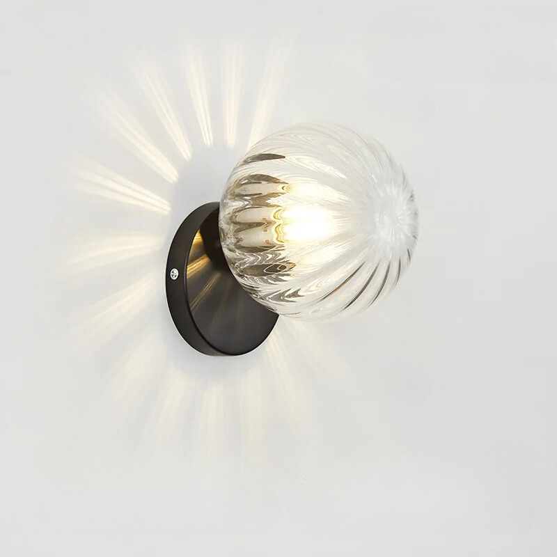 LuxeGlow - Stilfullt Gull Vegglampe med Glassball Skanto