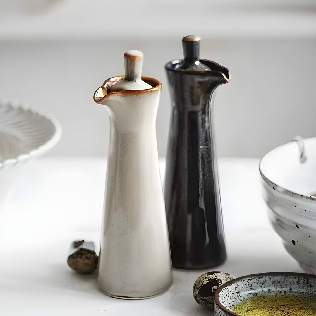 Olje- og krydderflaske laget av keramikk – Stilig og aroma-bevarende | Perfekt for kjøkken og spisebord | Skanto