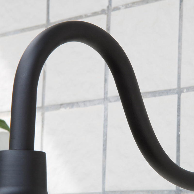 Skanto | Noctura Klassisk Vegglampe | Vintage Design | Jernramme med Rund Glasskjerm | 1-Lys Spisestue Belysning