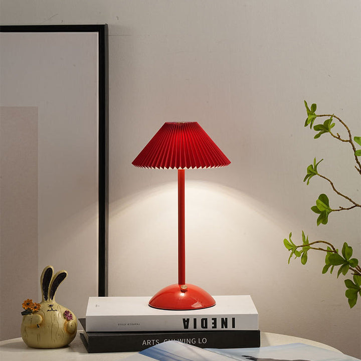 Skanto | Moderne skandinavisk oppladbar jernstoff cone plisserte LED bordlampe for nattbord