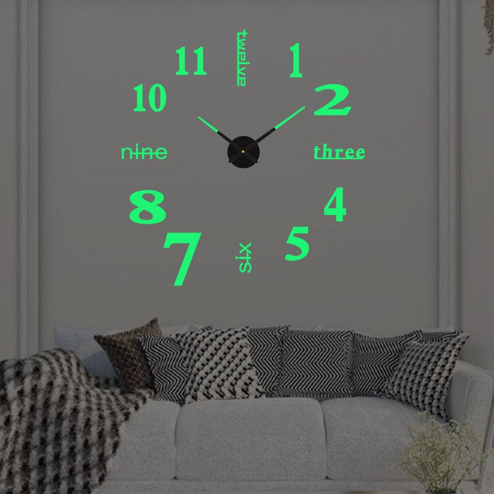 Große Wanduhr im moderne Wohnstil