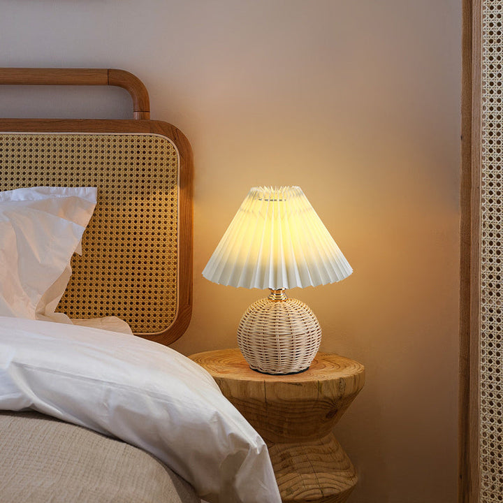 Skanto | RattaLume Nordic LED Bordlampe | Vevd Rattan & Foldbar Stoffskjerm | Stemningslys | Dekor for Soverommet