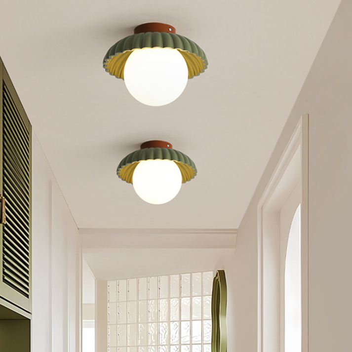 Skanto | Taklampe med en melkefarget glasskjerm som gir varmt lys i gangen