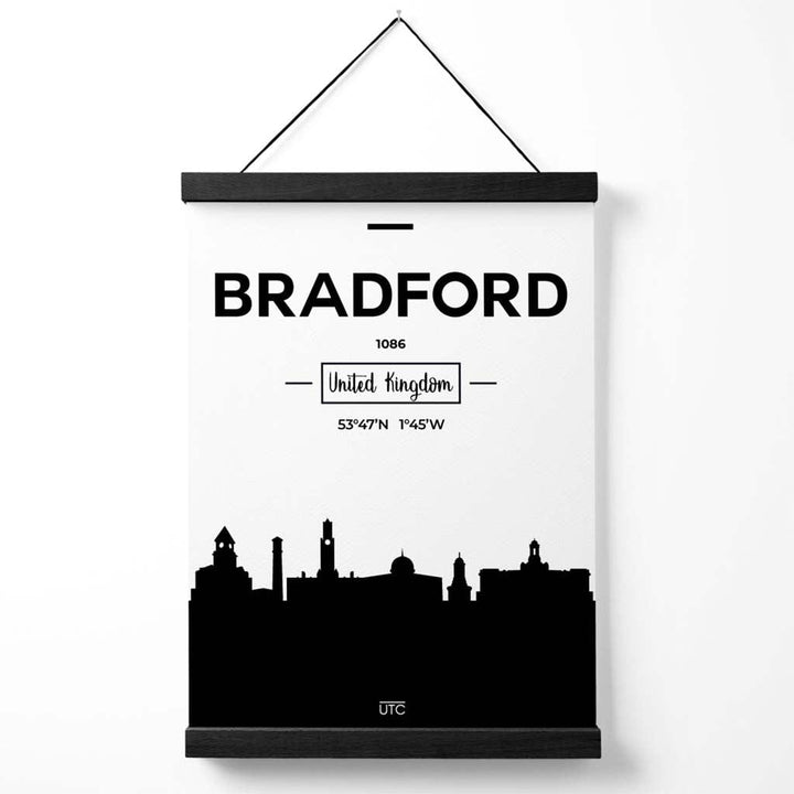 Plakat med bybilde fra Bradford (svart-hvitt) med oppheng