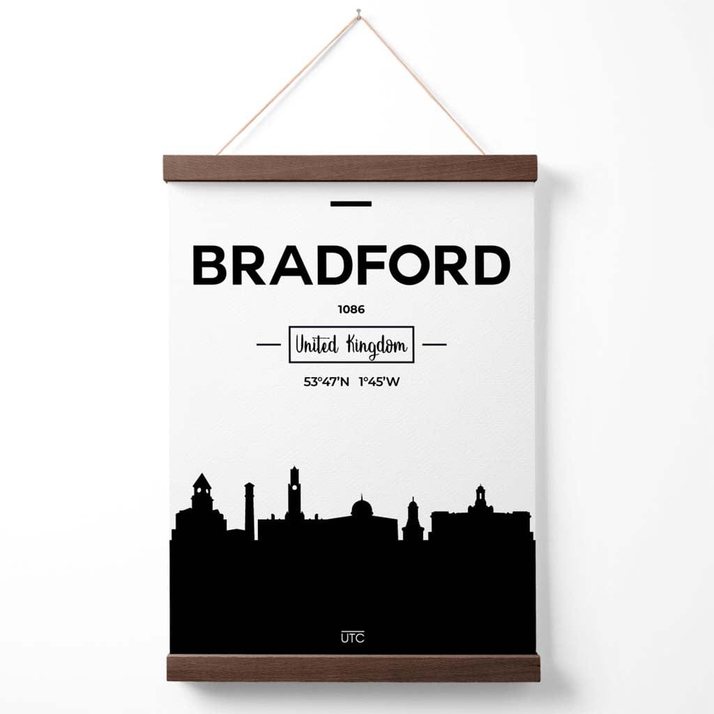 Plakat med bybilde fra Bradford (svart-hvitt) med oppheng