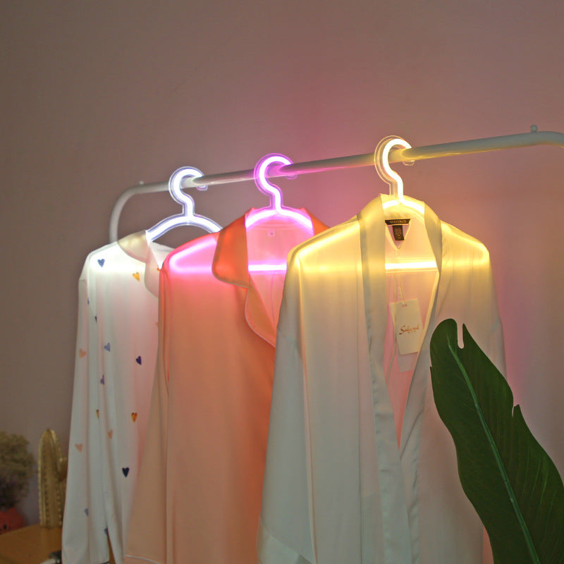 Skanto | LightHanger LED Kleshenger – Oppladbar Belyst Henger med Luksuriøs Neonlys