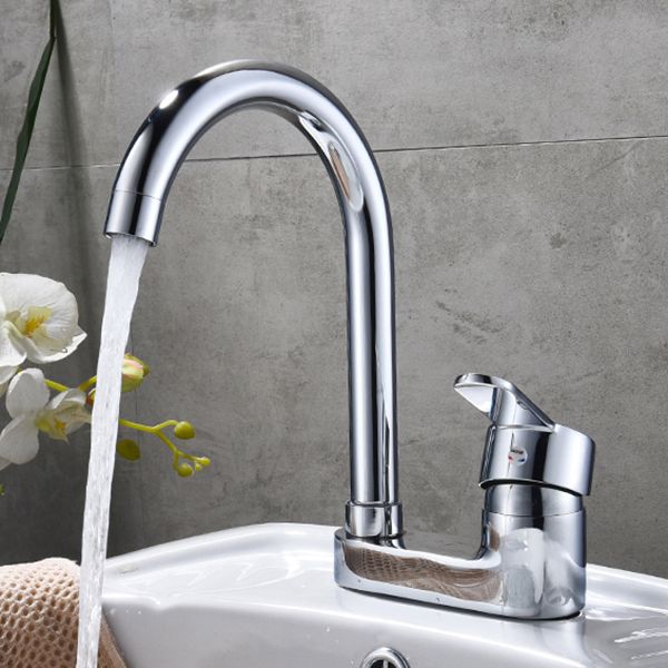 Rund servantkran i krom med svingbar tut til badet