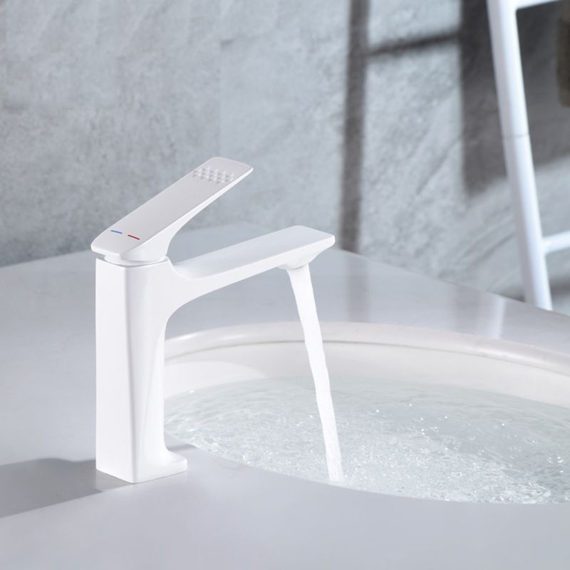 Moderne benkeplatekran for servant med kobberhåndtak og lav bue, egnet for baderom.