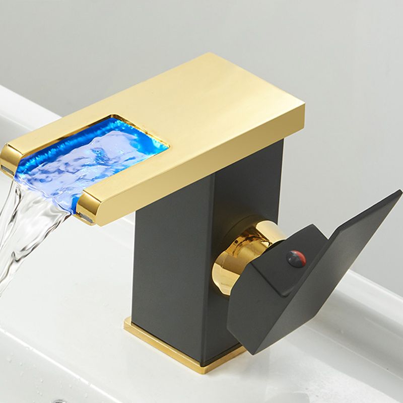 Skanto | Moderne vannfall tut baderom vask med LED messing baderom vask