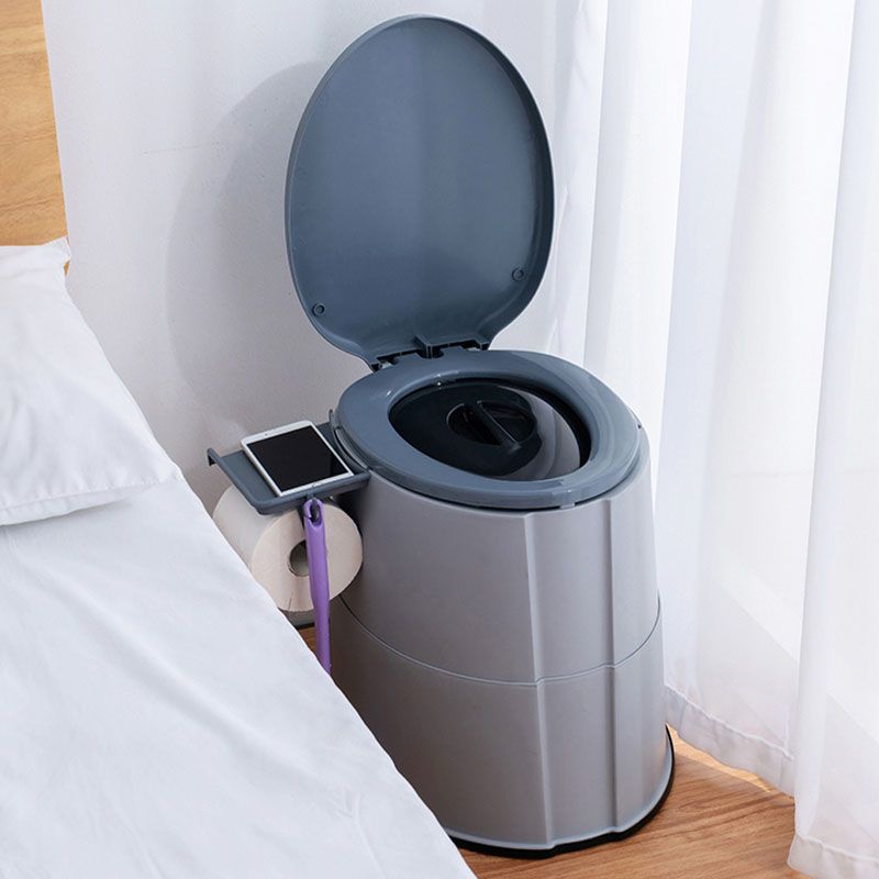 Moderne vegghengt plasttoalett med toalettsete til badet