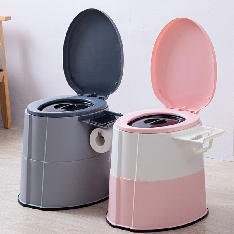 Moderne vegghengt plasttoalett med toalettsete til badet