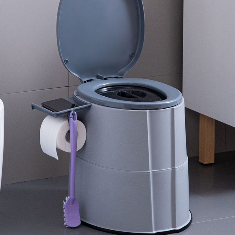 Moderne vegghengt plasttoalett med toalettsete til badet