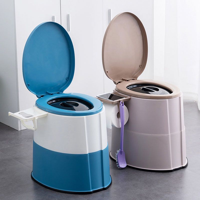 Moderne vegghengt plasttoalett med toalettsete til badet
