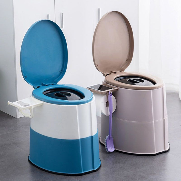 Moderne vegghengt plasttoalett med toalettsete til badet