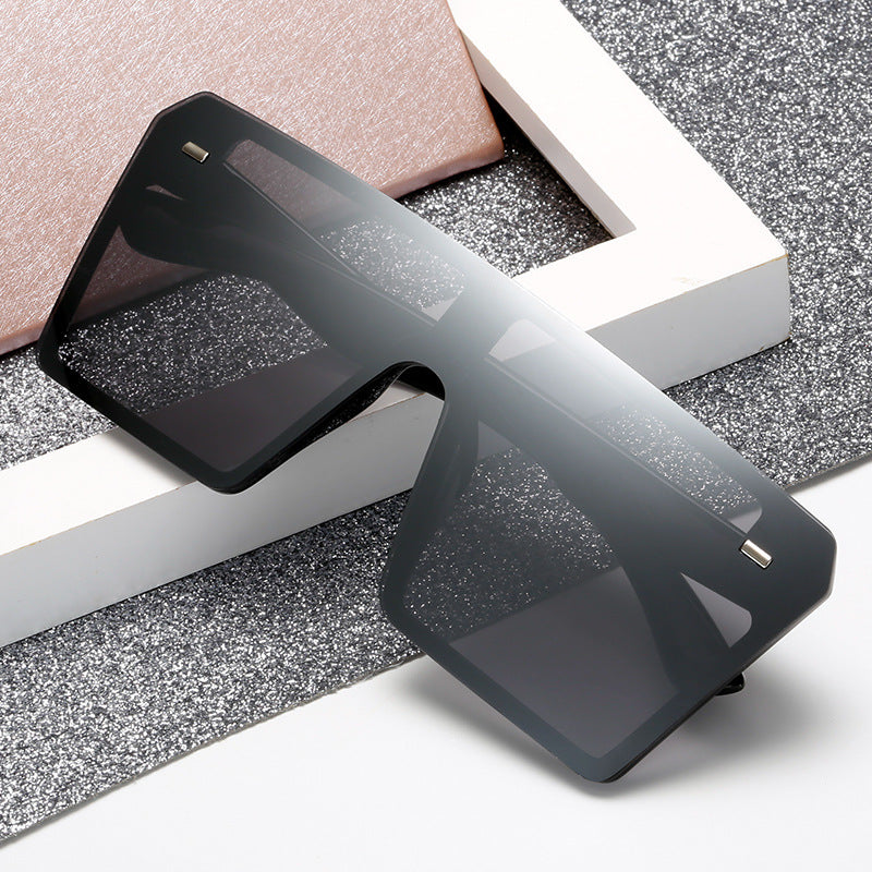 Dame Oversized solbriller i futuristisk design Skanto