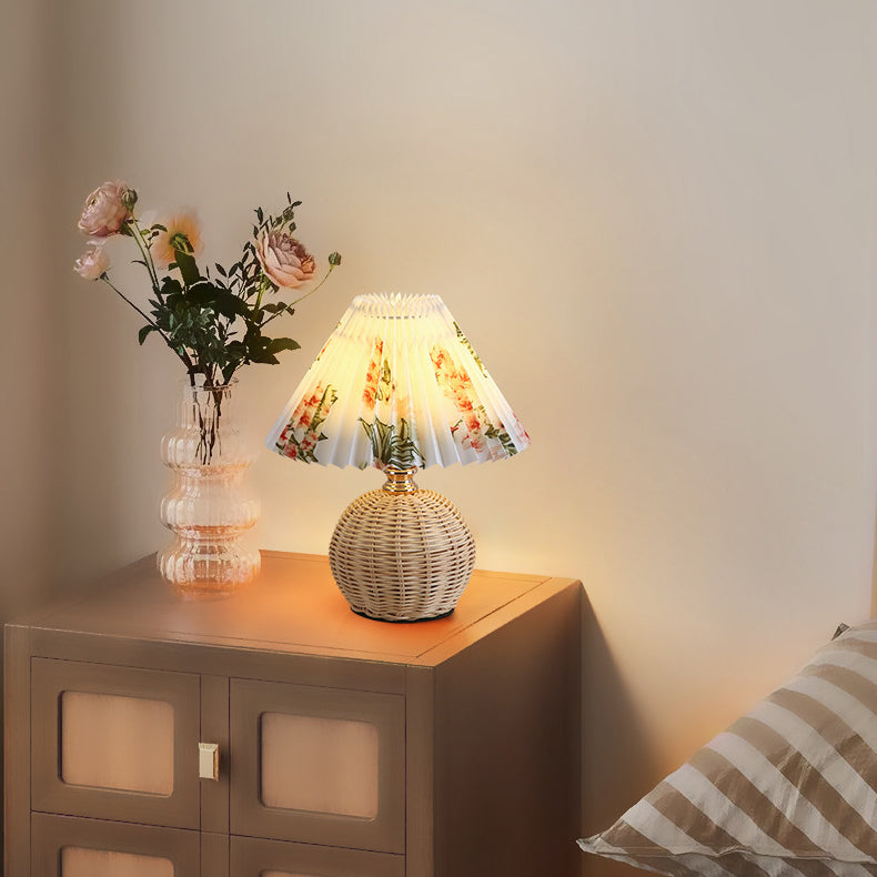 Skanto | RattaLume Nordic LED Bordlampe | Vevd Rattan & Foldbar Stoffskjerm | Stemningslys | Dekor for Soverommet