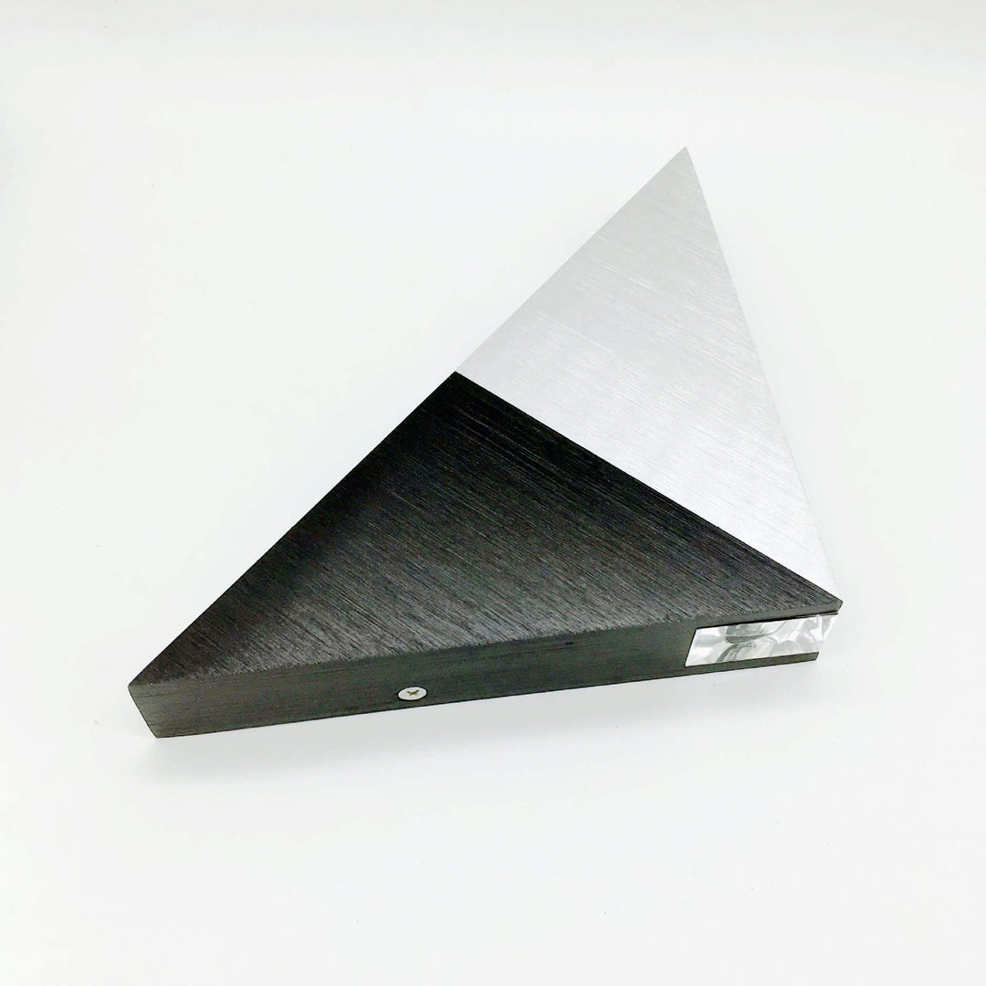 Skanto | TriLumina Prism LED Vegglampe | Kreativ Pyramide Design | Aluminium & Akryl | Fargede Lysalternativer