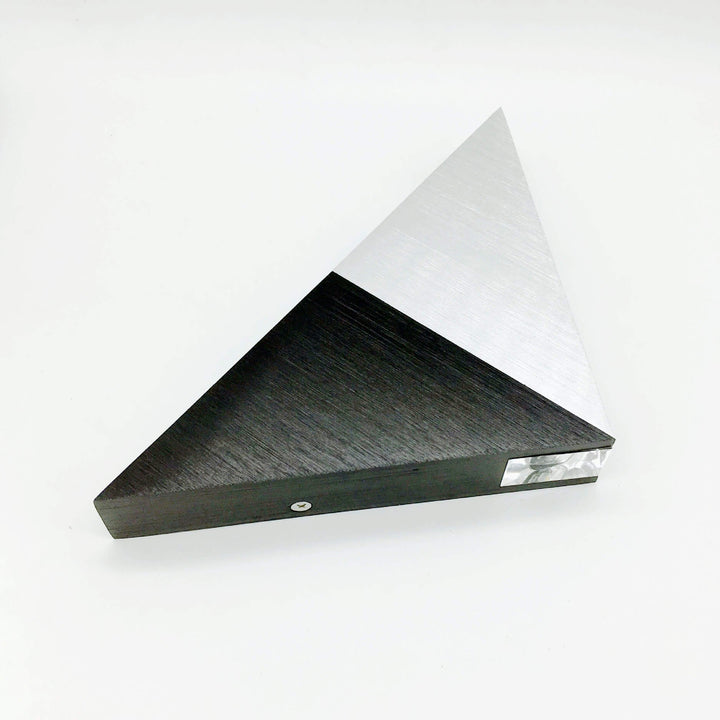 Skanto | TriLumina Prism LED Vegglampe | Kreativ Pyramide Design | Aluminium & Akryl | Fargede Lysalternativer