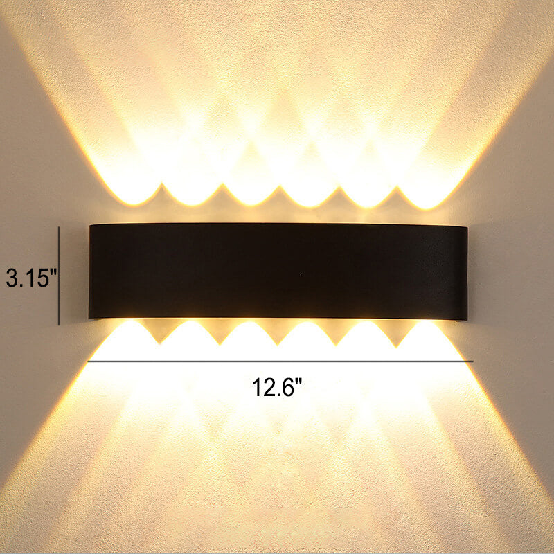 Moderne LED-vegglampe med oppover- og nedoverbuede spotlights, vanntett, for utendørs bruk