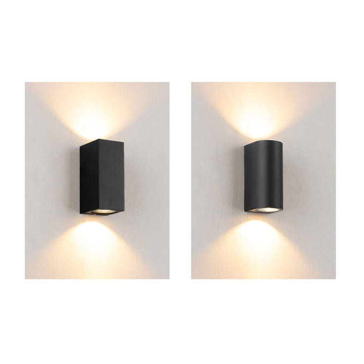 Moderne, enkel, vanntett vegglampe med 2 lyskilder laget av aluminium og glass i sylindrisk design for utendørs bruk.
