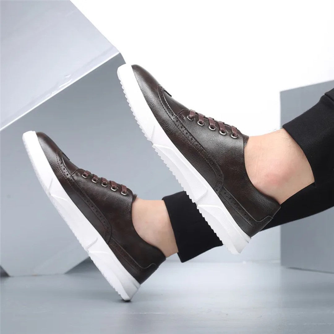 Brogue-sneakers i skinn med gummisåle
