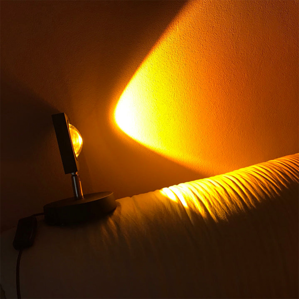 Norvo– Moderne retro bordlampe ved solnedgang med myk atmosfærisk belysning